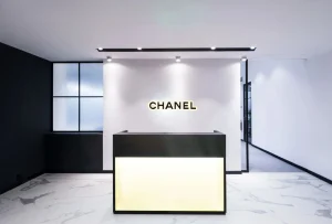 Dibuang di Panti Asuhan Sejak Umur 6 Tahun, Kini Brand Fashion-nya Bernilai 38 Miliar Dolar, Kalahkan Louis Vuitton