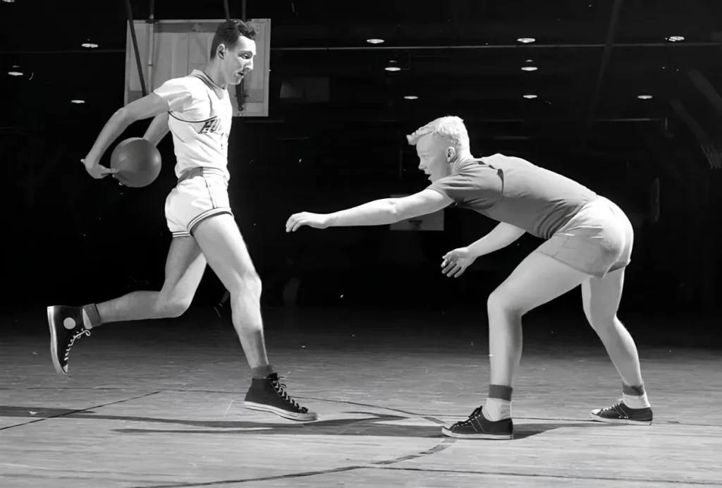 Datang Mengeluh dengan Kaki Sakit, Pemain Basket Ini Justru Diberi Pekerjaan oleh Converse dan Mengubah Sejarah Sepatu Dunia